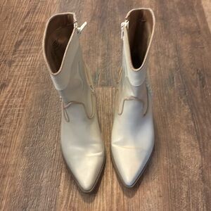 Universal Thread womens 7white Cowboy Boots